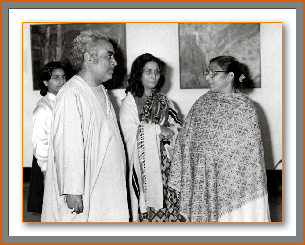 Mohini Kaul and daughter Usha in discussion with veteran artist G. R. Santosh