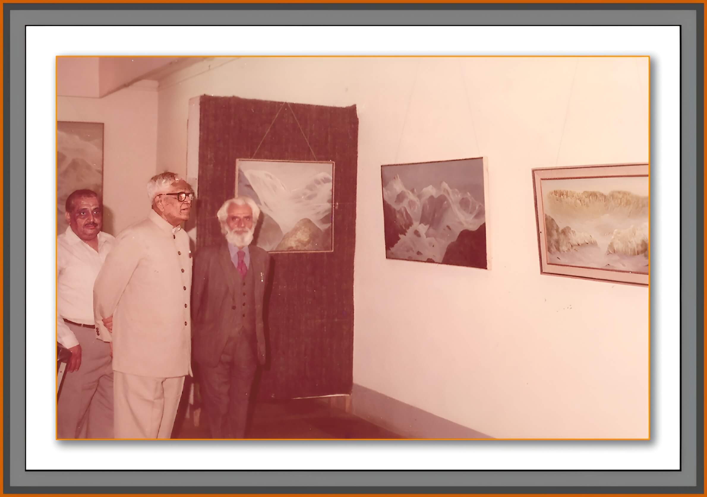 Vice-President of India Shri Ramaswamy Venkataraman viewing Himalayan series by Manohar Kaul