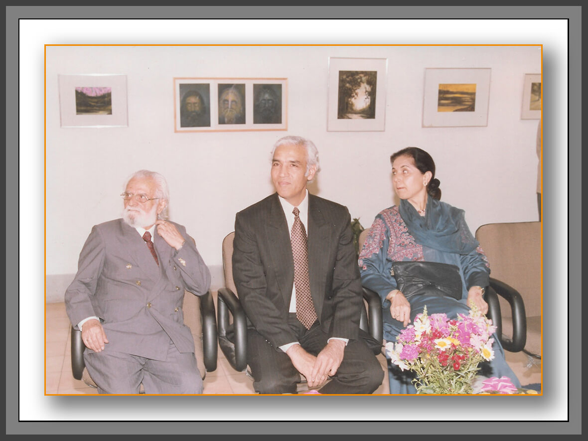 Chief guest, Lt. Governor of Delhi H.E. Tejendra Khanna, with his wife and Manohar Kaul