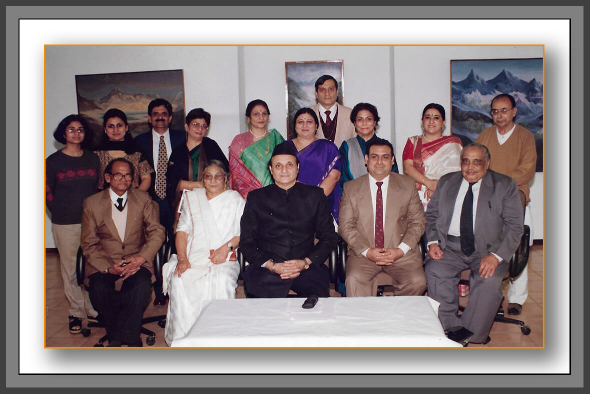 H.E. Dr. Karan Singh with sculptor Ram Sutar and the family of Manohar Kaul