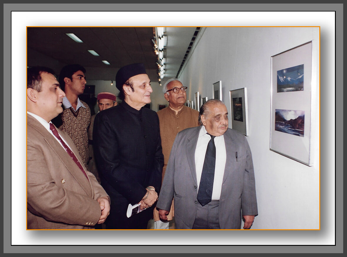 H.E. Dr. Karan Singh appreciating the paintings of Manohar Kaul