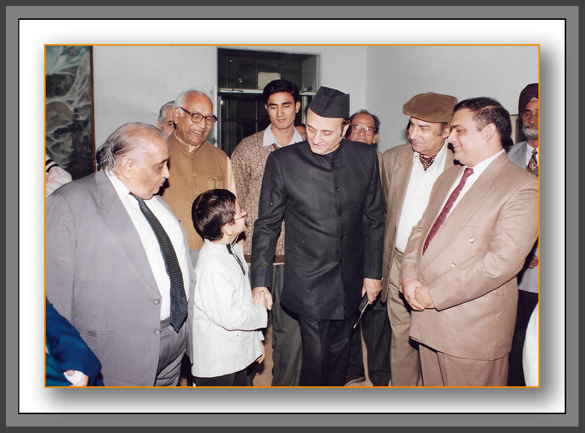 Chaitanya Kaul thanking H.E. Dr. Karan Singh for attending the exhibition
